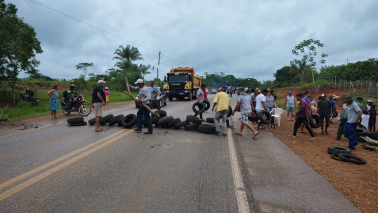 Moradores fecham BR-319 para pedir redutores de velocidade em Porto Velho