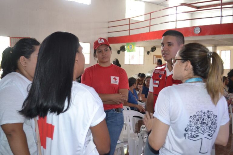 Parceiros Brilhante entrega mais de mil absorventes às mulheres do Zumbi II durante ação contra pobreza menstrual