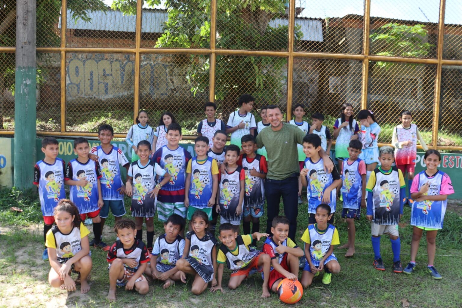 Escolinha de futebol os ‘Meninos do Sassá’ encerra atividades do ano em clima de Natal