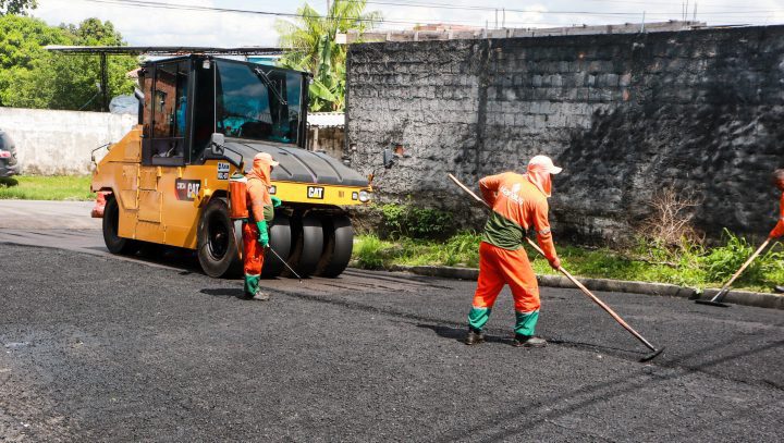 Prefeitura de Manaus realiza serviços de asfalto e drenagem profunda na zona Norte