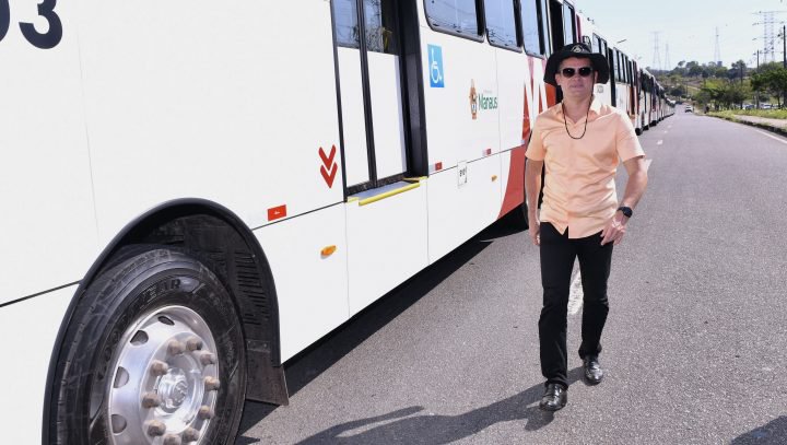 Prefeito David Almeida entrega 20 novos ônibus, dando sequência ao cronograma de renovação da frota manauara
