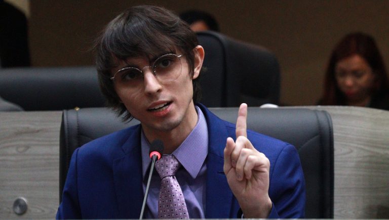 Amom renuncia cargo de vereador de Manaus