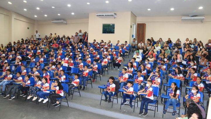 Alunos do 4º e 5º ano de escola da Prefeitura de Manaus participam da formatura do Proerd