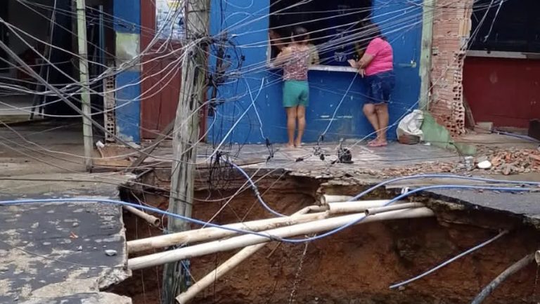 Cratera “engole” poste de “gatos” em Manaus