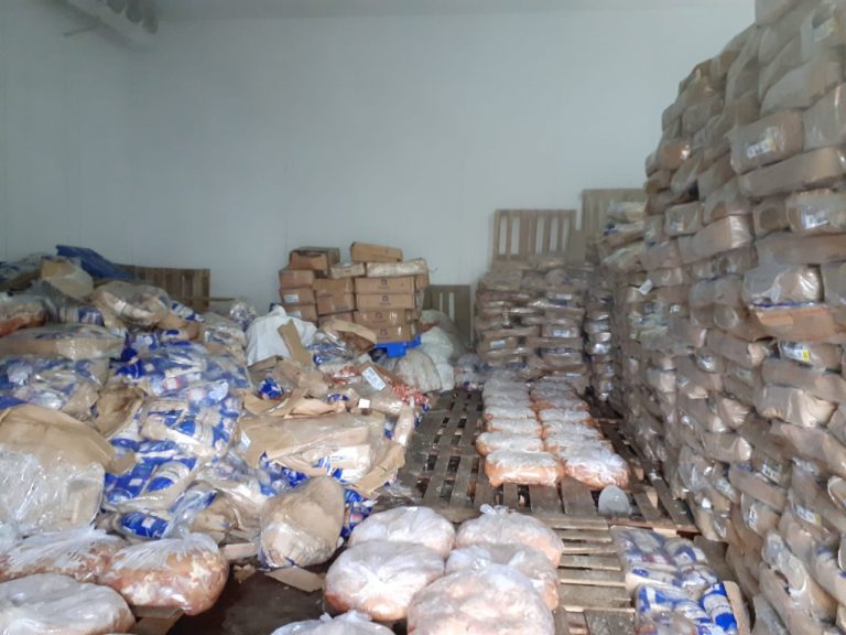 Mais de 21 toneladas de carne e frango vencidos são apreendidas em Manaus