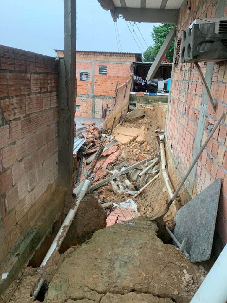 Muro desaba sobre homem durante chuva torrencial na zona leste de Manaus