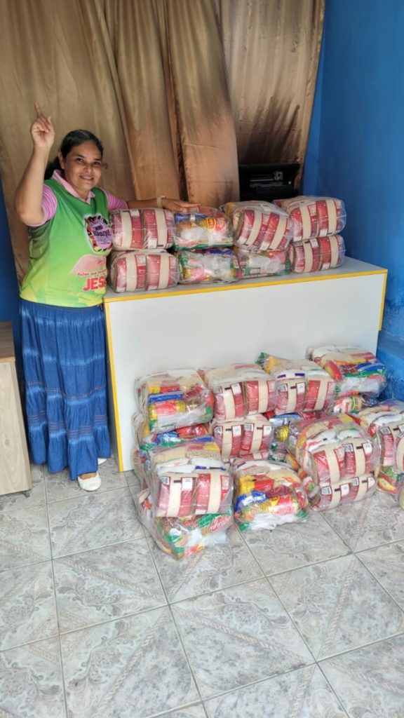 Virada Feminina do AM distribui cestas básicas para famílias que estão sofrendo com as chuvas em Manaus