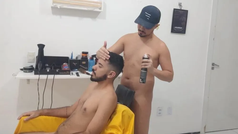 Barbearia onde todo mundo fica nu recebe clientes até de outros países