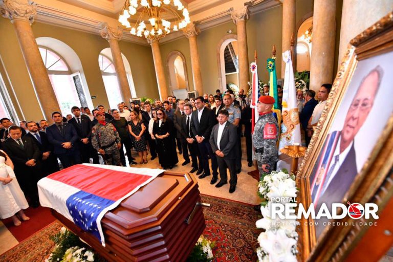 Do governador ao camelô, amazonenses prestam as últimas homenagens a Amazonino Mendes