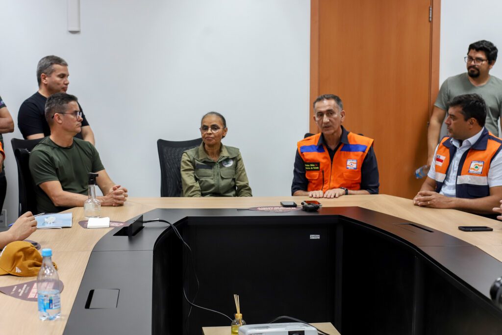 Ministros visitam áreas de risco em Manaus e discutem apoio federal para enfrentar consequências das chuvas