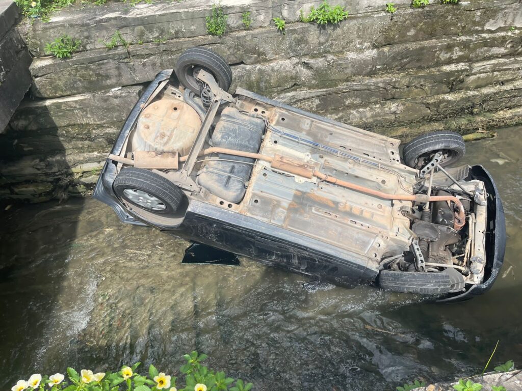 Carro capota e cai dentro de igarapé após colisão no bairro Alvorada