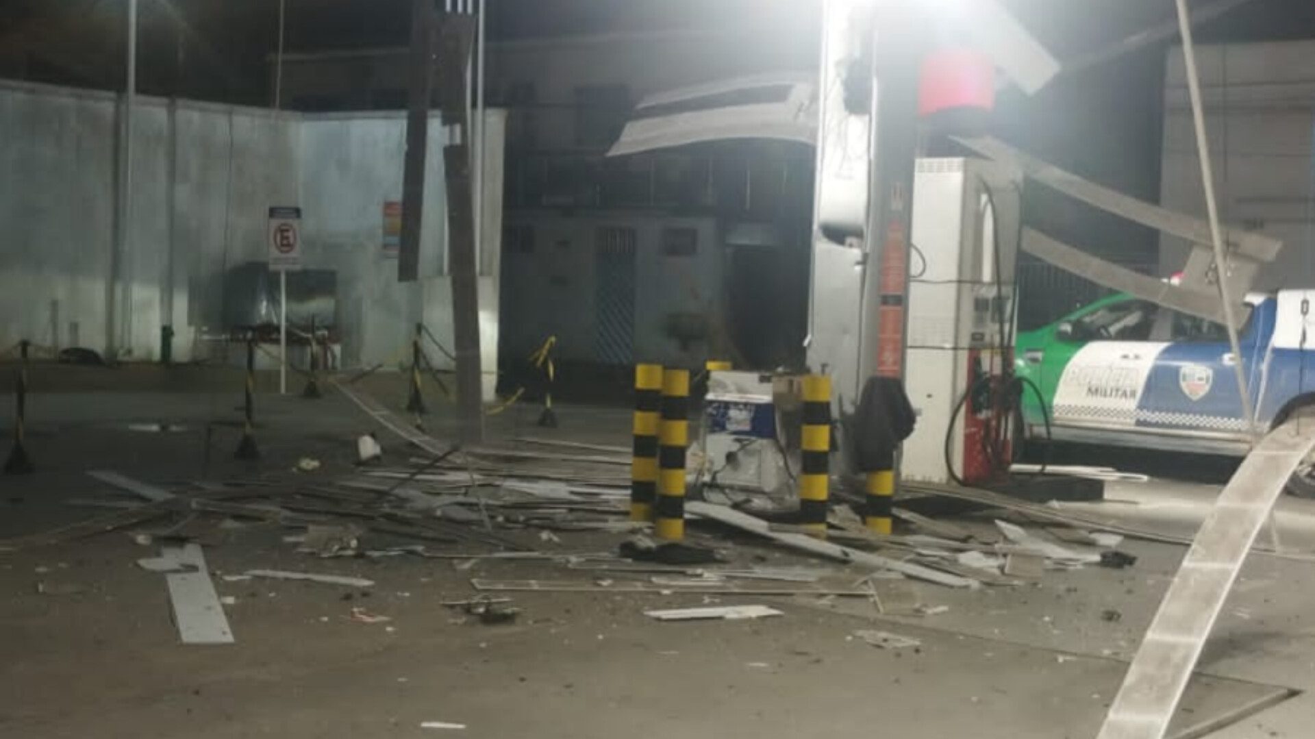 Posto de combustíveis é alvo de explosão de cofre durante assalto em Manaus