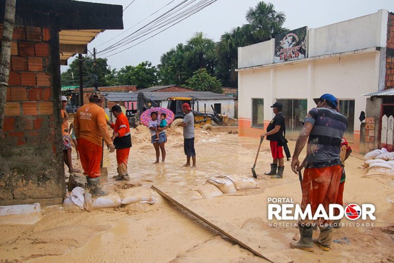 Equipes da prefeitura trabalham para minimizar impactos das chuvas na comunidade Monte Cristo em Manaus