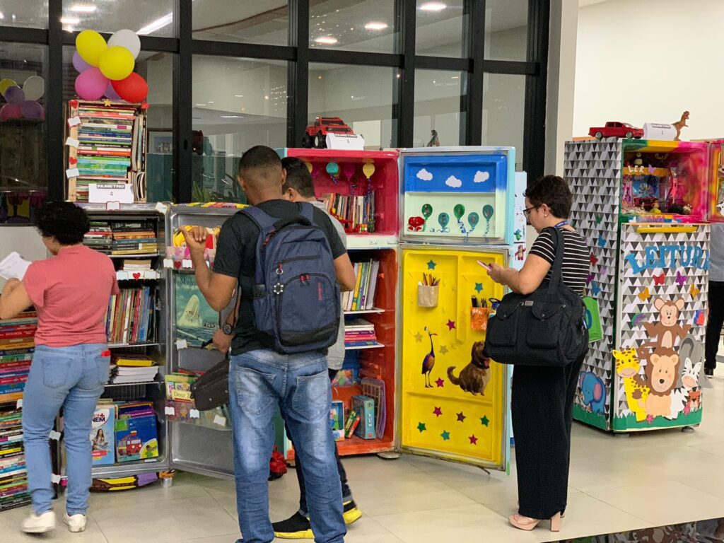 Projeto beneficia comunidades com bibliotecas feitas a partir de geladeiras