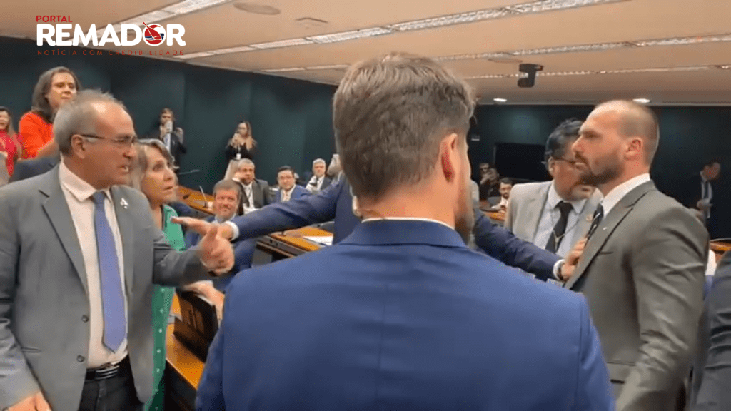 Deputado Eduardo Bolsonaro entra em confronto com colega que falou que a facada no seu pai era