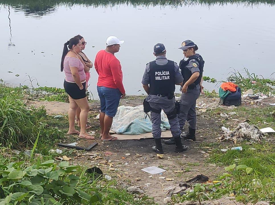 Homem é assassinado e corpo é encontrado boiando em igarapé em Manaus