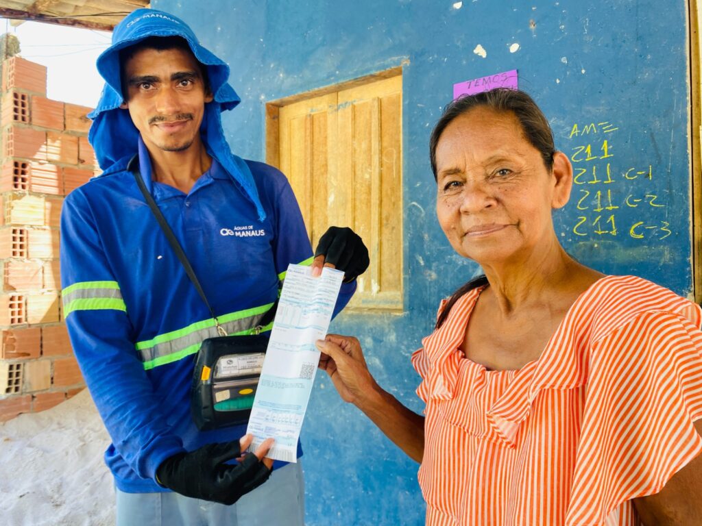 Faturas de água com valor de R$ 10 começam a ser entregues a famílias em Manaus