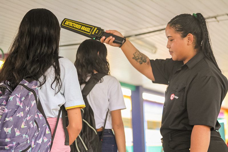 Escolas municipais de adotam detectores de metal com a ajuda dos agentes de portaria