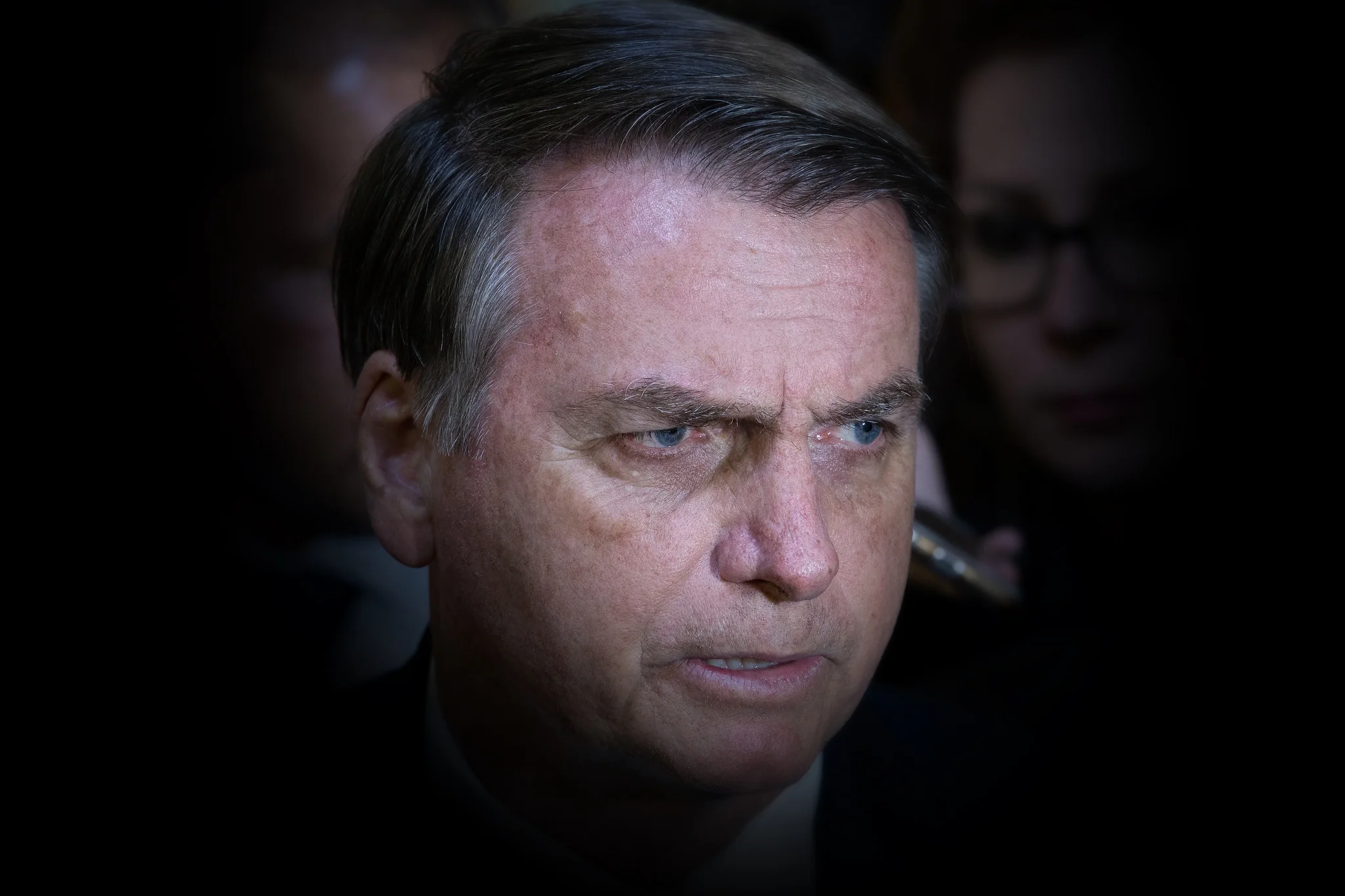 Operação da PF na residência de Bolsonaro resulta em apreensões importantes.