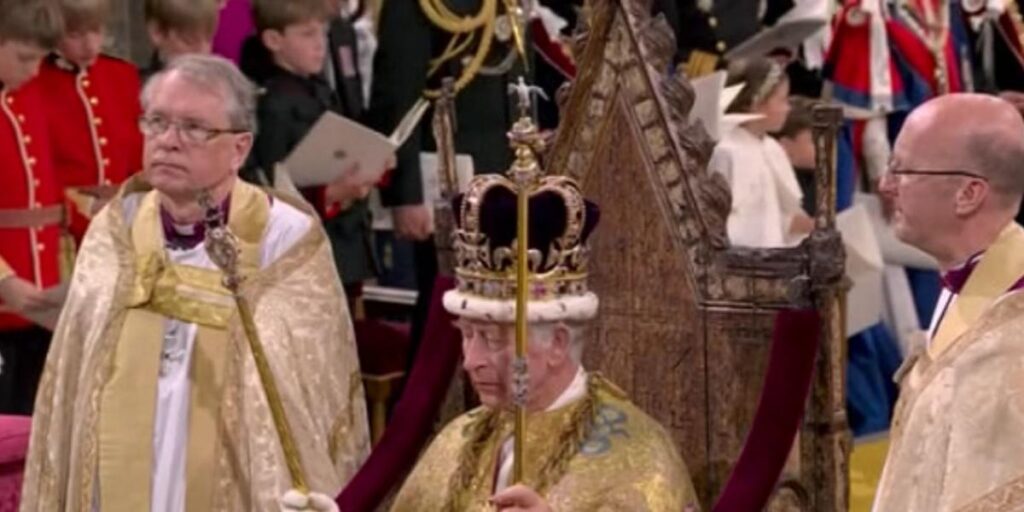 Charles III é oficialmente coroado rei após 70 anos de reinado de Elizabeth II