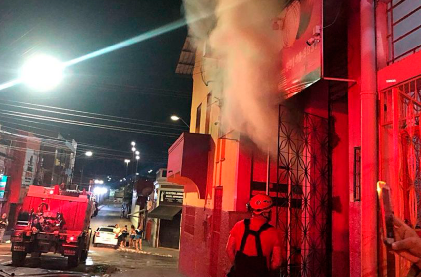 22 Bombeiros contem chamas no Centro de Manaus S