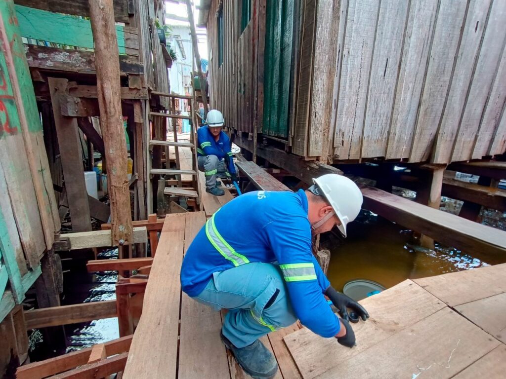 Manaus é uma cidade rodeada por rios e cortada por igarapés, e com a variação dos níveis das águas – cheia e vazante – algumas moradias acabam sendo impactadas por estes fenômenos naturais. Para diminuir os impactos gerados pela subida das águas característica dessa época do ano, a concessionária Águas de Manaus está atuando na elevação das estruturas de tubulação de distribuição de água tratada em áreas vulneráveis dos bairros São Jorge, na zona Oeste e Educandos, na zona Sul da capital.

Até o momento, quase 1000 metros de tubulações foram regulados em uma estrutura mais elevada. A ação preventiva afasta a possibilidade de que as águas dos rios e igarapés entrem em contato com a rede de distribuição, evitando qualquer tipo de contaminação e assegurando que os moradores recebam água dentro dos padrões de qualidade da empresa. A nova estrutura também irá facilitar os serviços de manutenção das equipes da concessionária. Mais de 350 famílias já foram contempladas com o serviço.  

“Visitamos estas comunidades e percebemos a necessidade de elevarmos estas estruturas. Com este serviço garantimos que famílias inteiras continuem recebendo água potável. Nossas equipes vão em cada beco, cada palafita para entender a necessidade destas pessoas e assegurar saúde e bem-estar para os moradores”, destacou o gerente de Serviços da concessionária, Felipe Poli. 

Dentre as áreas contempladas estão os becos 1º de Maio, Vicente, Jacaré e Teresinha, localizados no bairro São Jorge, zona Oeste da cidade, além do beco Ana Nogueira, no bairro Educandos, situado na zona Sul da capital. A concessionária irá dar continuidade do serviço em outras áreas atingidas pela cheia, conforme a necessidade. As elevações são provisórias. Após a vazante, a Águas de Manaus implantará uma nova estrutura nestas regiões.  

Comprometimento 

Atualmente, o serviço de abastecimento de água tratada está universalizado na capital amazonense. Todo líquido distribuído passa por um rigoroso controle de qualidade que atende aos padrões definidos pelo Ministério da Saúde. Por mês, são realizadas aproximadamente 30 mil análises, que asseguram saúde para os moradores de Manaus. Além disso, famílias que vivem situação de vulnerabilidade são cadastradas na Tarifa Manaus, que concede desconto de 50% no valor da fatura de água e esgoto, ou no Tarifa 10. Hoje, mais de 128 mil famílias são beneficiadas pelos dois programas.
Portal Remador