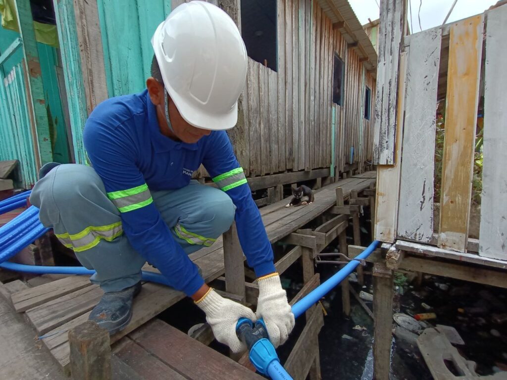 Manaus é uma cidade rodeada por rios e cortada por igarapés, e com a variação dos níveis das águas – cheia e vazante – algumas moradias acabam sendo impactadas por estes fenômenos naturais. Para diminuir os impactos gerados pela subida das águas característica dessa época do ano, a concessionária Águas de Manaus está atuando na elevação das estruturas de tubulação de distribuição de água tratada em áreas vulneráveis dos bairros São Jorge, na zona Oeste e Educandos, na zona Sul da capital.

Até o momento, quase 1000 metros de tubulações foram regulados em uma estrutura mais elevada. A ação preventiva afasta a possibilidade de que as águas dos rios e igarapés entrem em contato com a rede de distribuição, evitando qualquer tipo de contaminação e assegurando que os moradores recebam água dentro dos padrões de qualidade da empresa. A nova estrutura também irá facilitar os serviços de manutenção das equipes da concessionária. Mais de 350 famílias já foram contempladas com o serviço.  

“Visitamos estas comunidades e percebemos a necessidade de elevarmos estas estruturas. Com este serviço garantimos que famílias inteiras continuem recebendo água potável. Nossas equipes vão em cada beco, cada palafita para entender a necessidade destas pessoas e assegurar saúde e bem-estar para os moradores”, destacou o gerente de Serviços da concessionária, Felipe Poli. 

Dentre as áreas contempladas estão os becos 1º de Maio, Vicente, Jacaré e Teresinha, localizados no bairro São Jorge, zona Oeste da cidade, além do beco Ana Nogueira, no bairro Educandos, situado na zona Sul da capital. A concessionária irá dar continuidade do serviço em outras áreas atingidas pela cheia, conforme a necessidade. As elevações são provisórias. Após a vazante, a Águas de Manaus implantará uma nova estrutura nestas regiões.  

Comprometimento 

Atualmente, o serviço de abastecimento de água tratada está universalizado na capital amazonense. Todo líquido distribuído passa por um rigoroso controle de qualidade que atende aos padrões definidos pelo Ministério da Saúde. Por mês, são realizadas aproximadamente 30 mil análises, que asseguram saúde para os moradores de Manaus. Além disso, famílias que vivem situação de vulnerabilidade são cadastradas na Tarifa Manaus, que concede desconto de 50% no valor da fatura de água e esgoto, ou no Tarifa 10. Hoje, mais de 128 mil famílias são beneficiadas pelos dois programas.
Portal Remador