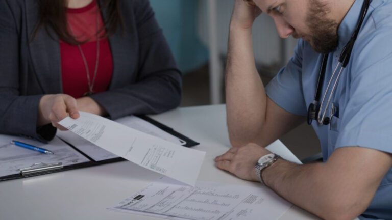 Aumento de processos contra médicos demanda defesa efetiva