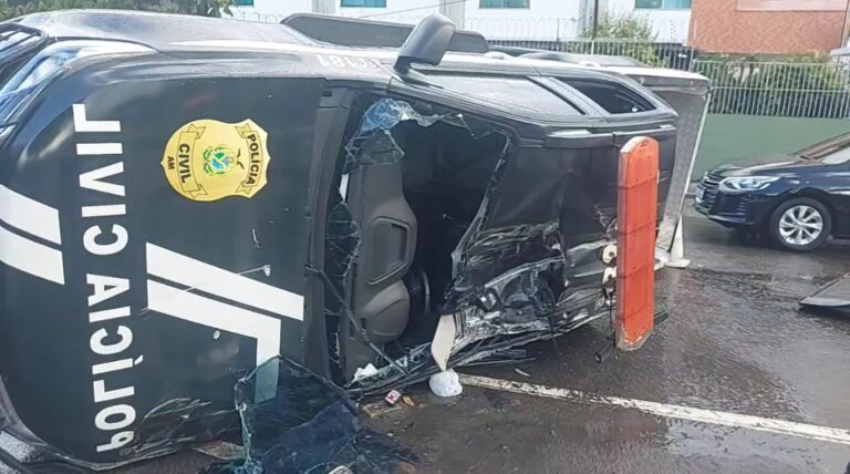 Viatura capota a caminho de audiência de custódia com sete presos em Manaus