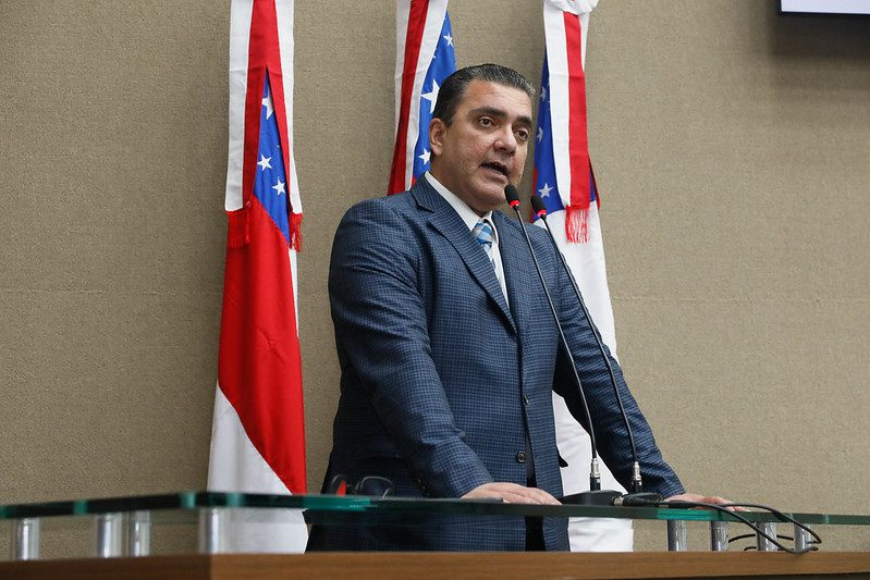 Com o encerramento dos Festivais Folclóricos no Estado, o deputado estadual Abdala Fraxe (Avante), presidente da Comissão de Cultura e Economia Criativa da Assembleia Legislativa do Amazonas (Aleam) fez, nesta quarta-feira (02), um balanço das atividades da comissão neste período para colaborar com os eventos culturais. De acordo com o parlamentar, dentro das possibilidades, a comissão ajudou e presenciou todos os festivais folclóricos da capital, como a 1ª Feira Folclórica de Manaus e o 1º Festival Folclórico Popular de Manaus. Ele destacou o 65º Festival Folclórico do Amazonas, na Bola da Suframa, que reuniu em torno de 80 grupos de danças e levou mais de 80 mil pessoas para prestigiar a cultura local. “Foi um festival do resgate depois dessa era de pandemia. Um festival que todos aplaudiram de pé a capacidade e a competência dos grupos folclóricos que lá se apresentaram e eu tenho certeza que foram lançadas as bases para que os próximos festivais sejam ainda melhores”, ressaltou. Além de destacar a dedicação de todos os brincantes e das associações envolvidas nos festivais, o presidente da comissão também parabenizou o empenho do governador Wilson Lima, do prefeito David Almeida, dos seus secretários estadual e municipal de Cultura, Marcos Apolo e Osvaldo Cardoso, bem como de todas as demais secretarias envolvidas na realização dos eventos. Portal Remador