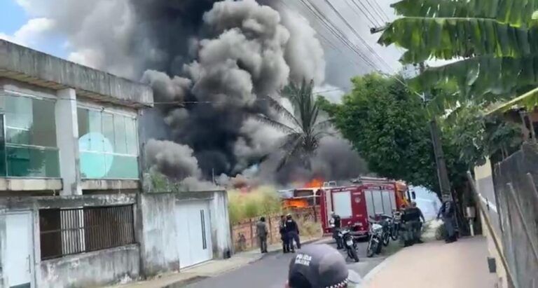 Nuvem de fumaça negra assusta Manaus devido a incêndio em área de mata Portal Remador