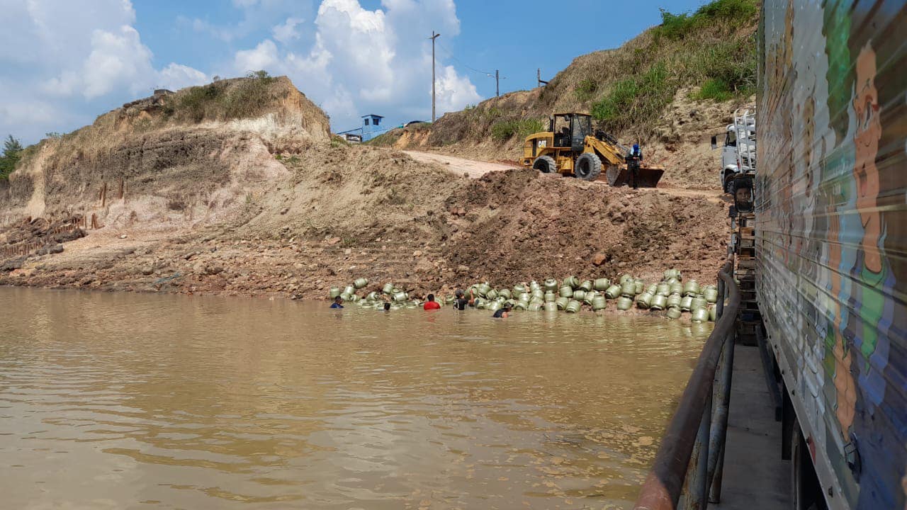 Incidente no desembarque: Botijas de gás caem no Rio Madeira no Amazonas Portal Remador