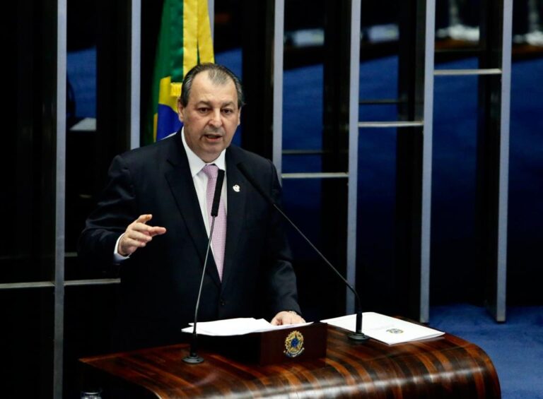 Senador Omar Aziz recebe o título de cidadão amazonense na ALEAM nesta segunda (18)