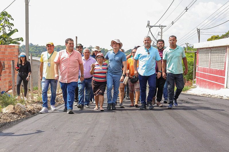 Obras de reestruturação avançam na comunidade Rosa Almeida e prefeito acompanha início da pavimentação Portal Remador