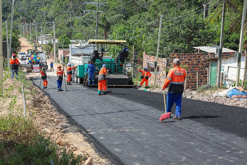 Obras de reestruturação avançam na comunidade Rosa Almeida e prefeito acompanha início da pavimentação Portal Remador