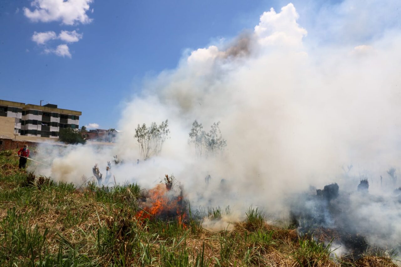 Vídeo - Incêndio em Terreno Baldio Assusta Moradores no Bairro Santo Antônio em Manaus Portal Remador