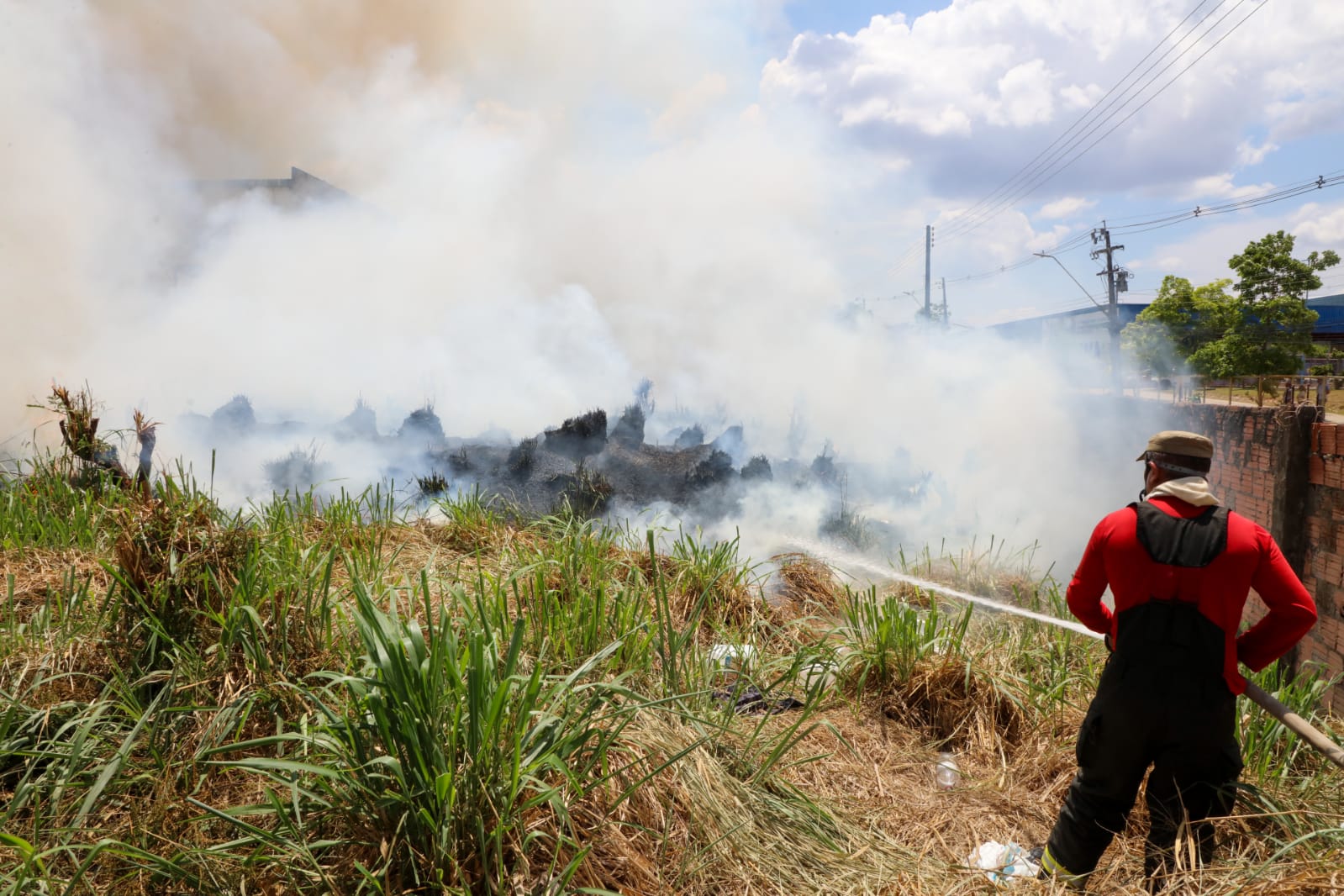 Vídeo - Incêndio em Terreno Baldio Assusta Moradores no Bairro Santo Antônio em Manaus Portal Remador