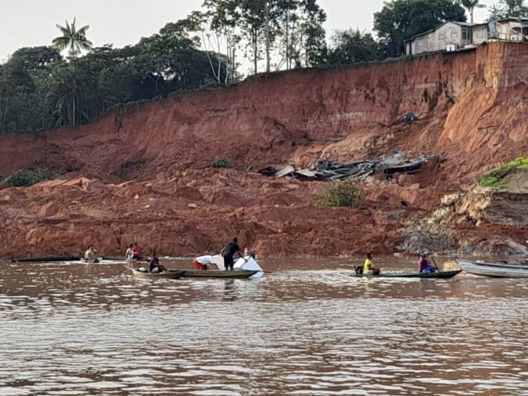 Desbarrancamento em Comunidade de Beruri, Amazonas, Mobiliza Ação do Governo Estadual Portal Remador