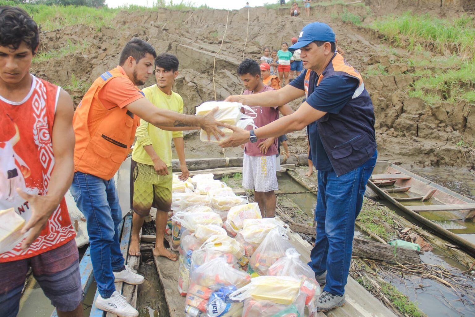 Prefeitura de Parintins leva ajuda humanitária a famílias do Marajá, Remanso e Parintinzinho Portal Remador