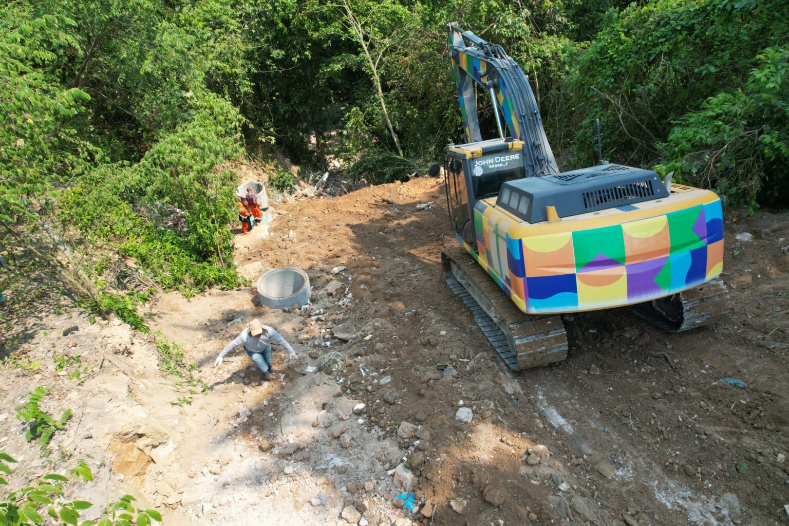 Prefeitura de Manaus atua em área erosiva com 40 metros de profundidade no bairro Nova Cidade Portal Remador