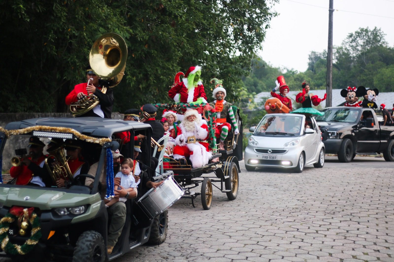 Temporada natalina começa em Manaus com a tradicional parada da Nilton Lins Portal Remador