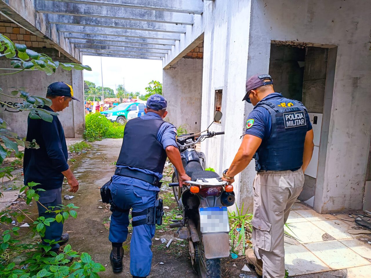 Motocicleta roubada é recuperada em construção abandonada em Maués no Amazonas