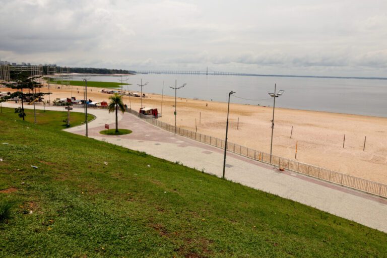 Banho liberado na Ponta Negra com aumento do Rio Negro