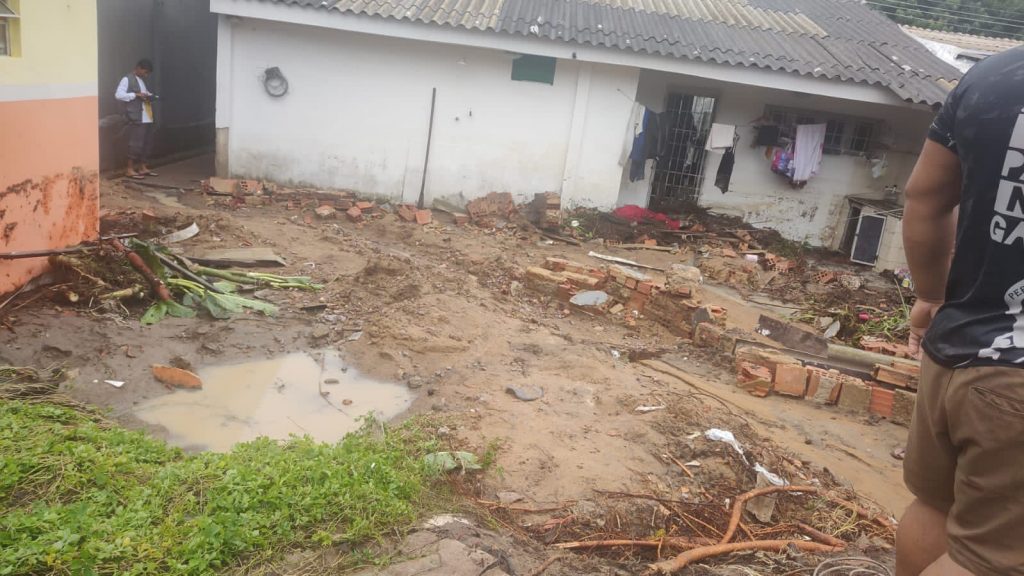 Enxurrada causada por chuva invade residência e deixa moradores desabrigados em Manaus