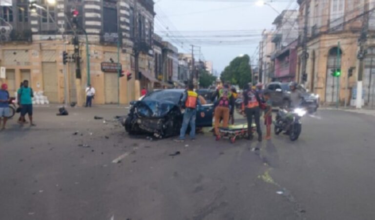 Três pessoas ficam feridas durante acidente no centro de Manaus