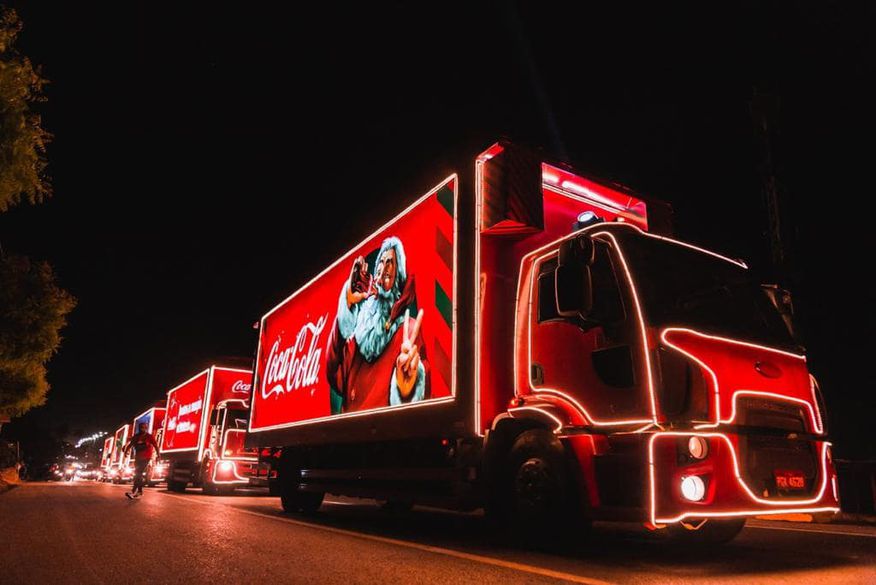 Manauara Shopping recebe a tradicional Caravana de Natal da Coca-Cola 2023, ao seu redor