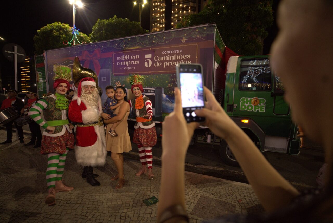 Parada Natalina encanta público em pontos turíticos de Manaus; veja fotos