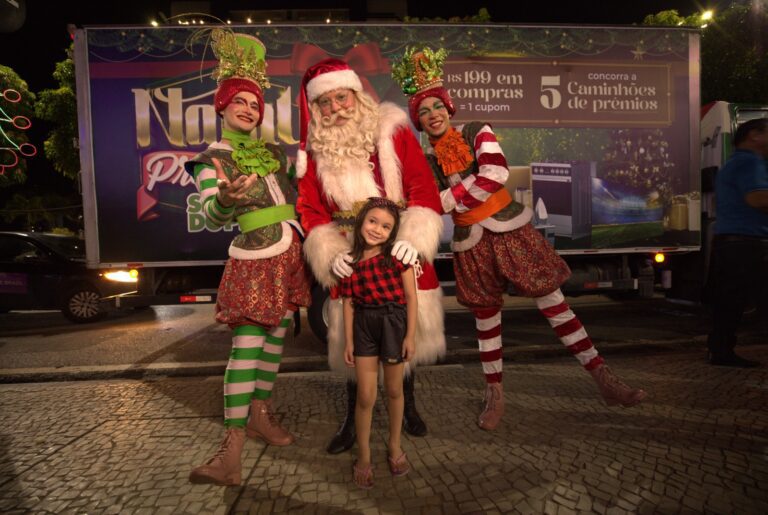 Parada Natalina encanta público em pontos turíticos de Manaus; veja fotos