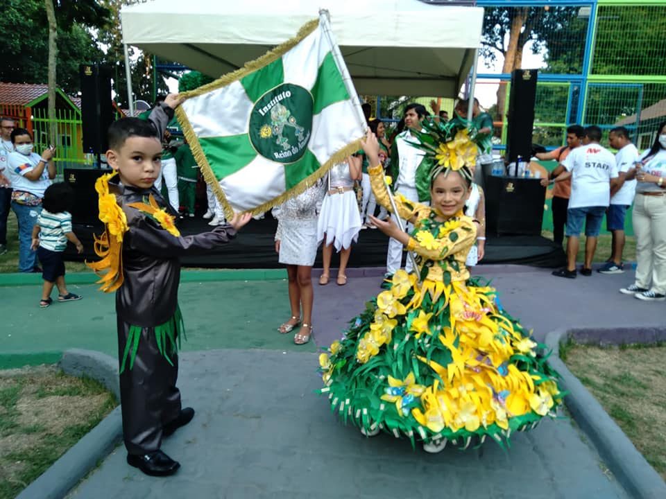 Instituto Reino do Amanhã encerra ano com desfile cheio de ritmo e alegria no Morro da Liberdade