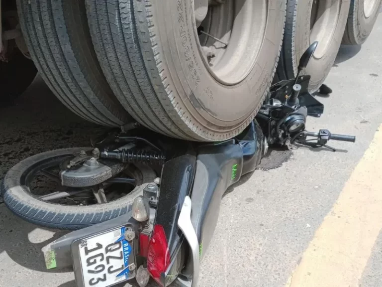 Acidente grave em Manaus deixa motociclista debaixo de carreta